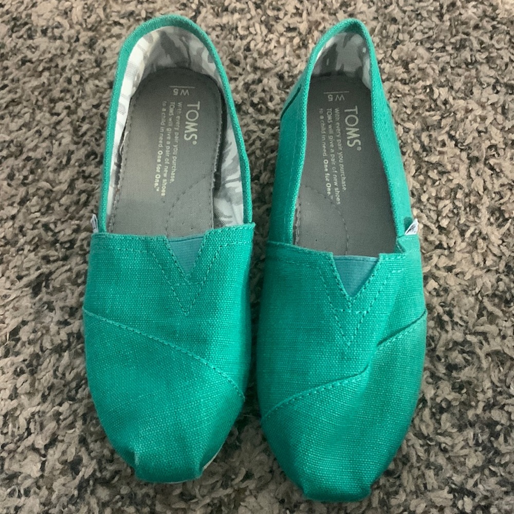 women’s Toms